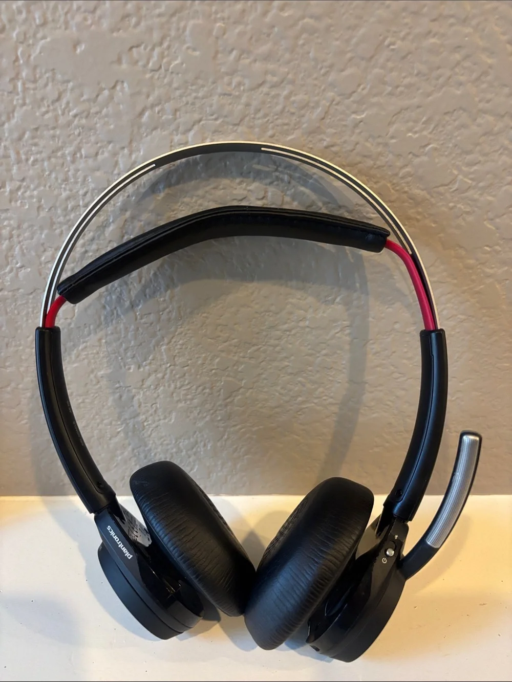 Plantronics Voyager Focus UC B82 Black Wireless Headset w/ Charge Stand & Case